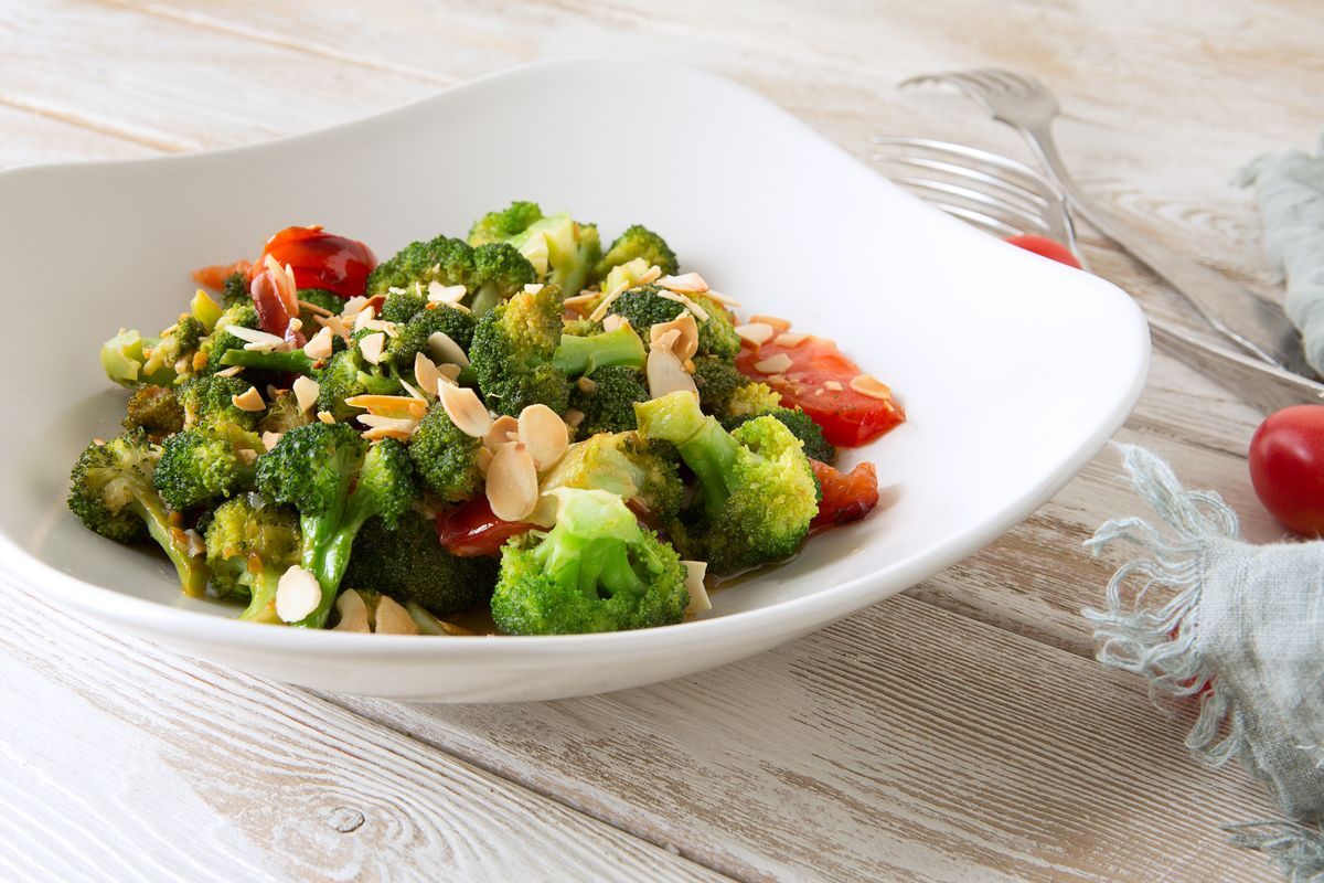 Broccoli with dried tomatoes and almonds