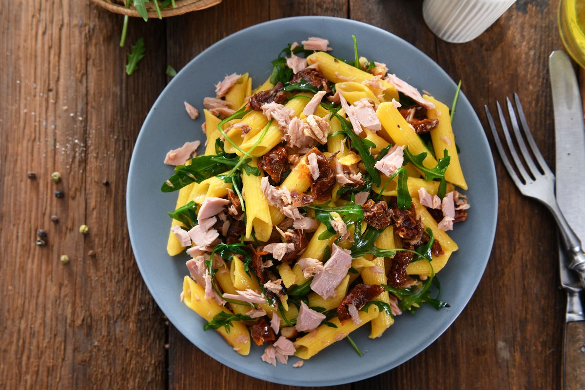 Pasta with rocket and tuna
