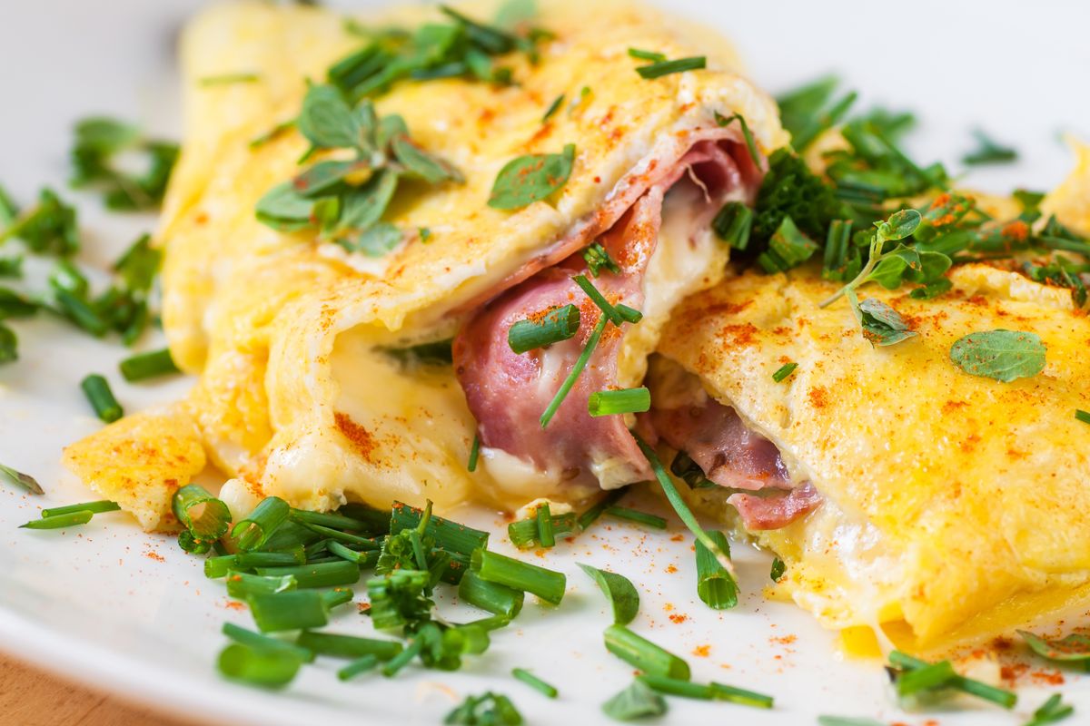 Omelette filled with ham and cheese
