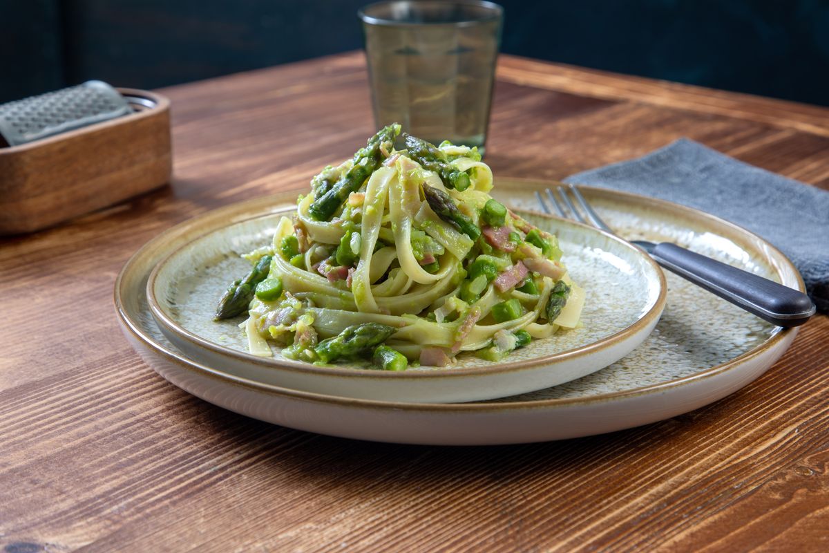 Pasta with asparagus and bacon
