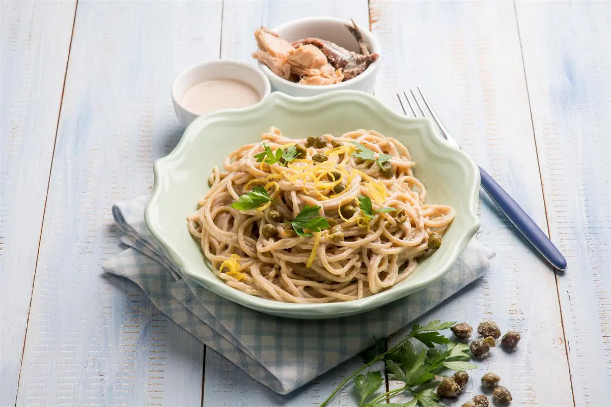 Спагетти с тунцом Блю фин в азиатском стиле