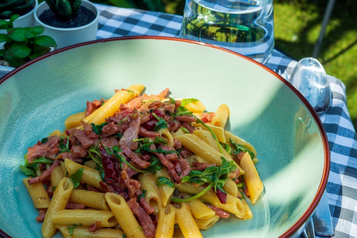 Pasta with rocket and pancetta